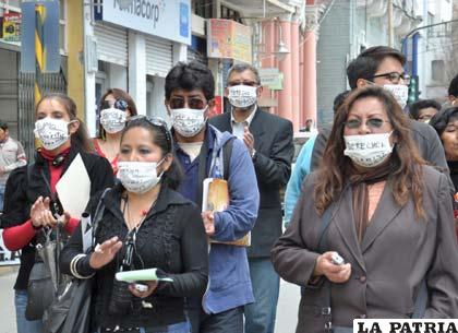 Periodistas marcharon en señal de protesta por restricciones que les impone la Ley Electoral 