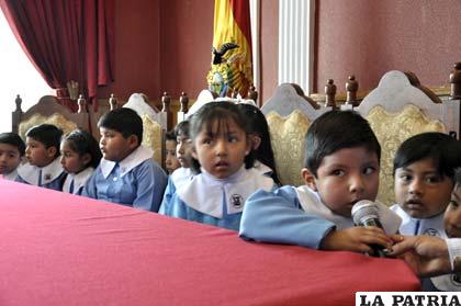 Niños  del kínder “José Víctor Zaconeta” en  conferencia de prensa