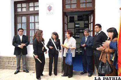 Entrega de plaqueta conmemorativa a la viuda de Eduardo Mendiola