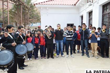 Integrantes de la banda de exalumnos participan en el homenaje