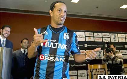 Ronaldinho se midió la casaca del Querétaro y espera conquistar México