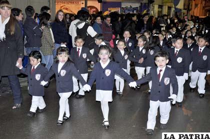 A pesar del frío y la lluvia los niños del Anglo Americano desfilaron en homenaje a su colegio
