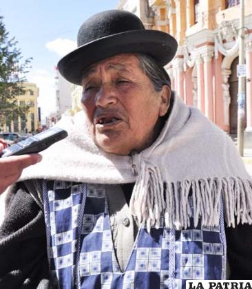 AMALIA CEJAS: Para nosotros es duro la huelga y la marcha que tenemos hacia La Paz, nosotros estamos pidiendo que nos den el bono de 3.000 bolivianos, por eso vamos a marchar, sabemos que las fuerzas son pocas de las mujeres, pero acompañaremos a los varones hasta donde podamos todo por conseguir nuestros objetivos como ancianos.