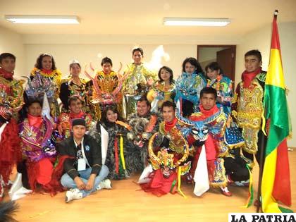 Grupo de danzarines durante su reciente participación internacional