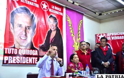 Los candidatos del PDC a la Presidencia, Tuto Quiroga, y la Vicepresidencia, Tomasa Yarhui