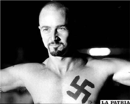 Los símbolos del nazismo son exhibidos abiertamente por los racistas