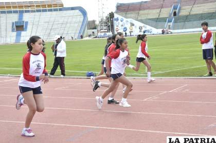 Durante la prueba de damas 1.200 metros planos