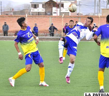 Viana Da Silva con el balón, fue el autor del gol a EM Huanuni