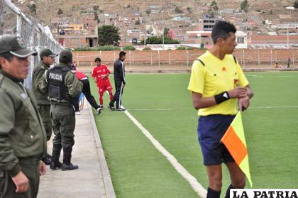 Hubo policías en la cancha, resguardando la seguridad de jugadores y árbitros