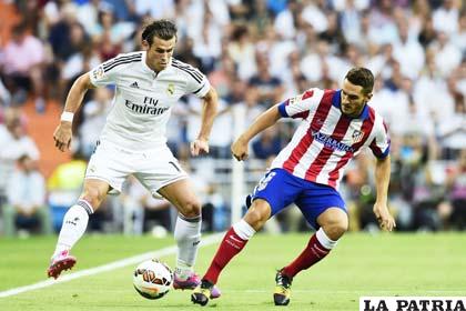 Gareth Bale disputa el balón con Koke