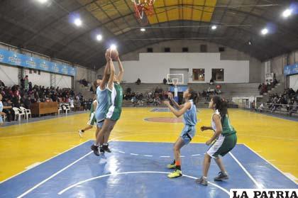 Una acción del partido en el cual Oruro fue superior a Yacuiba