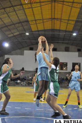 Pinedo intenta encestar