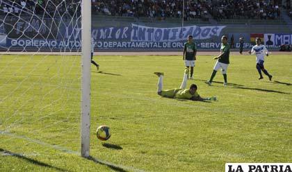 Miguel Loaiza define la jugada, conquistando el segundo gol de San José