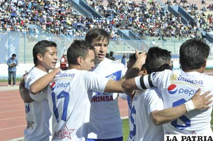 Gil Parada celebra con sus compañeros, fue autor de dos goles