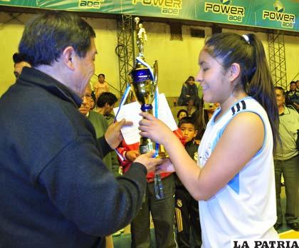 Cruz, capitana de Oruro, recibe el trofeo de campeón