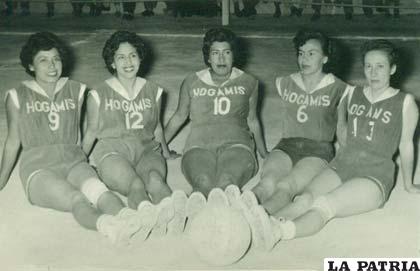 El equipo de básquetbol de 1959 (Marina Reyes con la casaca 12)