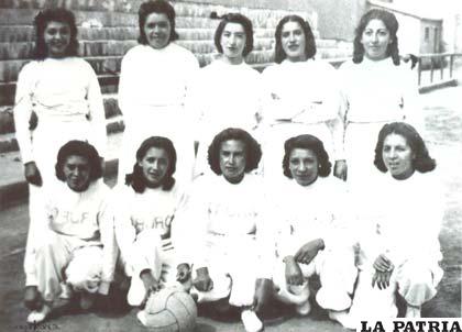 Jugadoras de básquetbol en 1940 en el viejo escenario deportivo de la calle La Paz