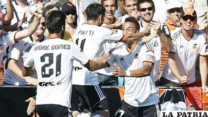 Piatti (11) anotó el primer gol de Valencia