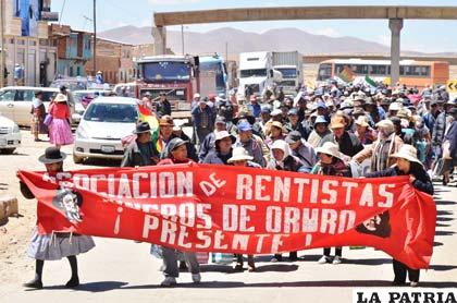 Jubilados y rentistas iniciaron la marcha a La Paz