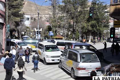 Transportistas libres bloquearon ayer las calles de Oruro