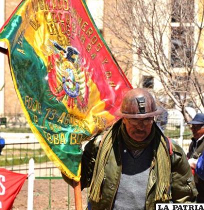 Los mineros acompañados de la Bandera Nacional
