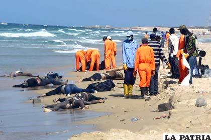 Un centenar de cadáveres de inmigrantes vuelven a la costa de Libia