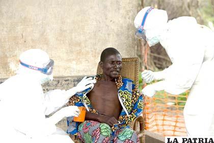 Voluntarios atendiendo a pacientes infectados con el ébola / Foto archivo