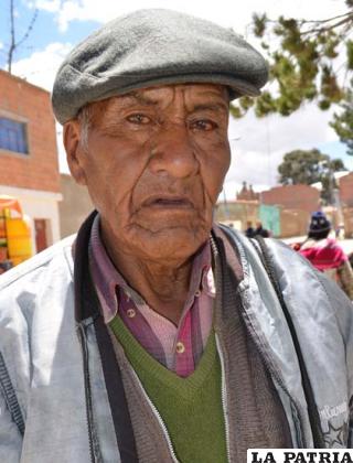 ZENOBIO CALIZAYA FILA (84 AÑOS) MINERO SIGLO XX: “Estamos pidiendo aumento, pero supongo que no nos darán. Nosotros estamos viejos y hemos dado todo por el país, yo soy un extrabajador minero tengo 84 años y sigo fuerte para andar y pelear por nuestro bono. La renta que recibimos mensualmente no nos alcanza para nada, por ejemplo, yo gano 1.200 bolivianos y es poco, por eso le digo señor Presidente, sea consciente y reflexione, nosotros también necesitamos para tener una vida más digna”.