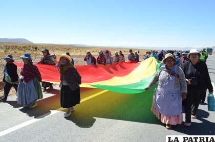 Varias señoras llevan la Tricolor Nacional