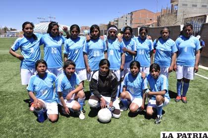 Las integrantes del equipo de fútbol del colegio Eduardo Avaroa