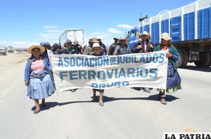Los jubilados ferroviarios de Oruro durante la llegada a Patacamaya