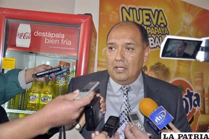 Gerente regional de Embol, Fernando Gómez presenta Fanta Papaya