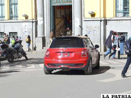 El vehículo infractor circulaba por la plaza 10 de Febrero