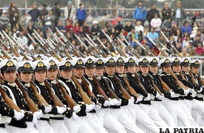 8.464 efectivos de las Fuerzas Armadas de Chile desfilaron en su aniversario
