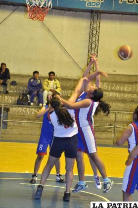 El baloncesto se disputó en el coliseo “Luis Lazzo Quinteros”