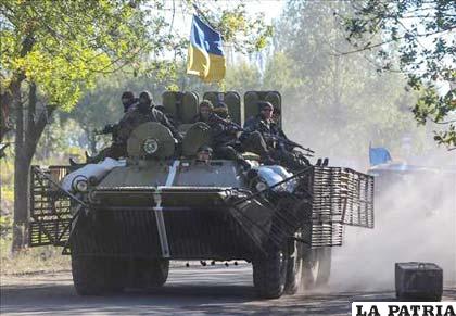 Soldados ucranianos en un vehículo blindado, en la ciudad Kramatorsk, cerca Slaviansk, Ucrania