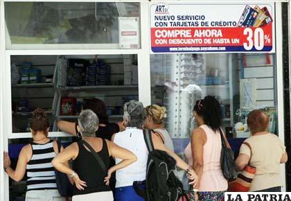 Varias personas compran en una tienda de Cuba