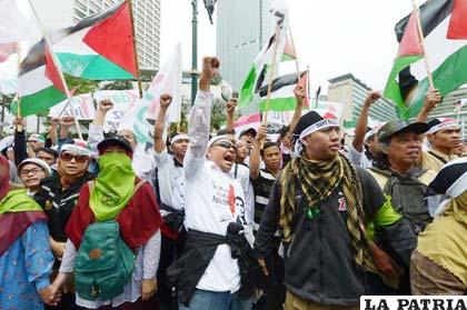 Musulmanes indonesios protestan a favor de los palestinos el 13 de julio de 2014 en Yakarta