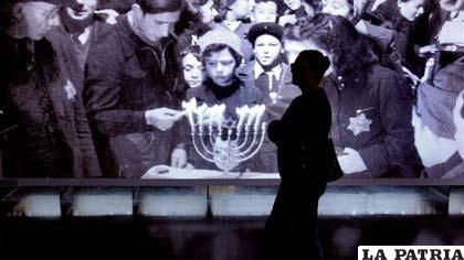 Una de las fotografías que se exponen en la primera biblioteca sobre el Holocausto