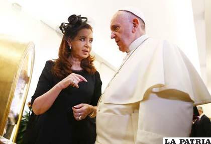 El Papa Francisco habla con la presidenta argentina Cristina Fernández en el Vaticano