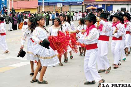 Emoción de la saya con los estudiantes del “Nacional Andino”