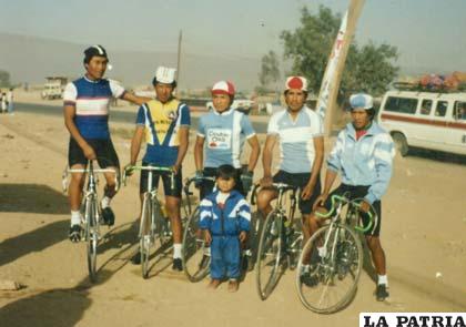 Cristóbal Bustos fue segundo en la Vuelta al Valle en 1988 (en el centro junto a su hijo Christian)
