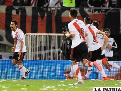 El festejo de los jugadores de River, tras ganar a Independiente