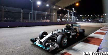 El coche de Lewis Hamilton en plena competencia 