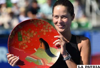 Ana Ivanovic con el trofeo del torneo de la WTA en Tokio