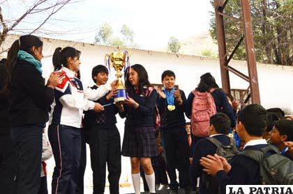 Los de segundo de secundaria reciben el trofeo