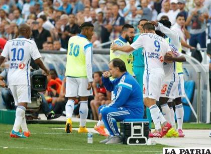 Mientras los jugadores festejan, Bielsa se toma un trago