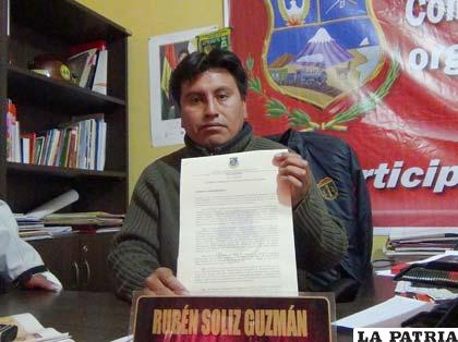 El presidente de la Comisión de Autonomías muestra el documento enviado al TCP