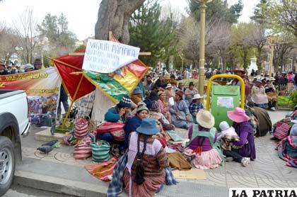 Comerciantes que piden inamovilidad de puestos en vigilia ayer por la mañana
