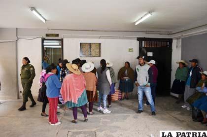 Vecinos de la afectada en el Tribunal de Justicia